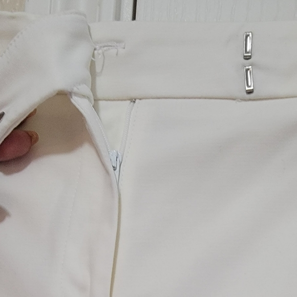 RAFAELLA WHITE BERMUDA SHORTS - Picture 3 of 9